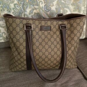 **𝐒𝐀𝐋𝐄**Pre-owned-Authentic GUCCI Brown and Tan GG Coated Canvas Tote